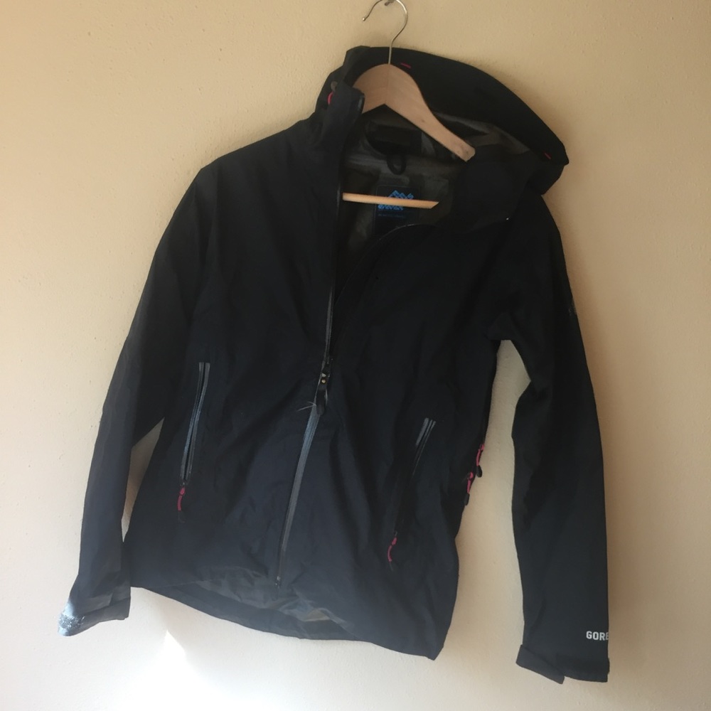 Waterproof sport raincoat in black | Goretex